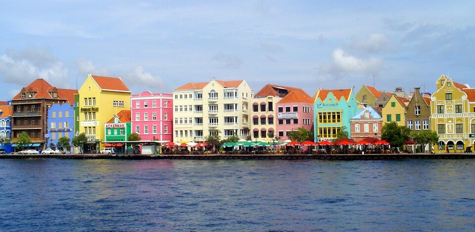 Curaçao (Rodry 1, https://commons.wikimedia.org/wiki/File:Handelskade_Willemstad.jpg)